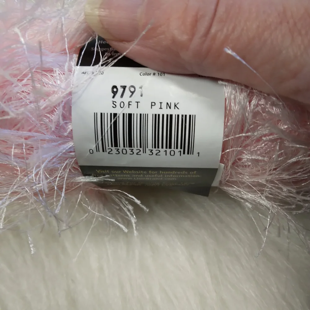 YARN Lion Brand Yarn Fun Fur Eyelash In Soft Pink